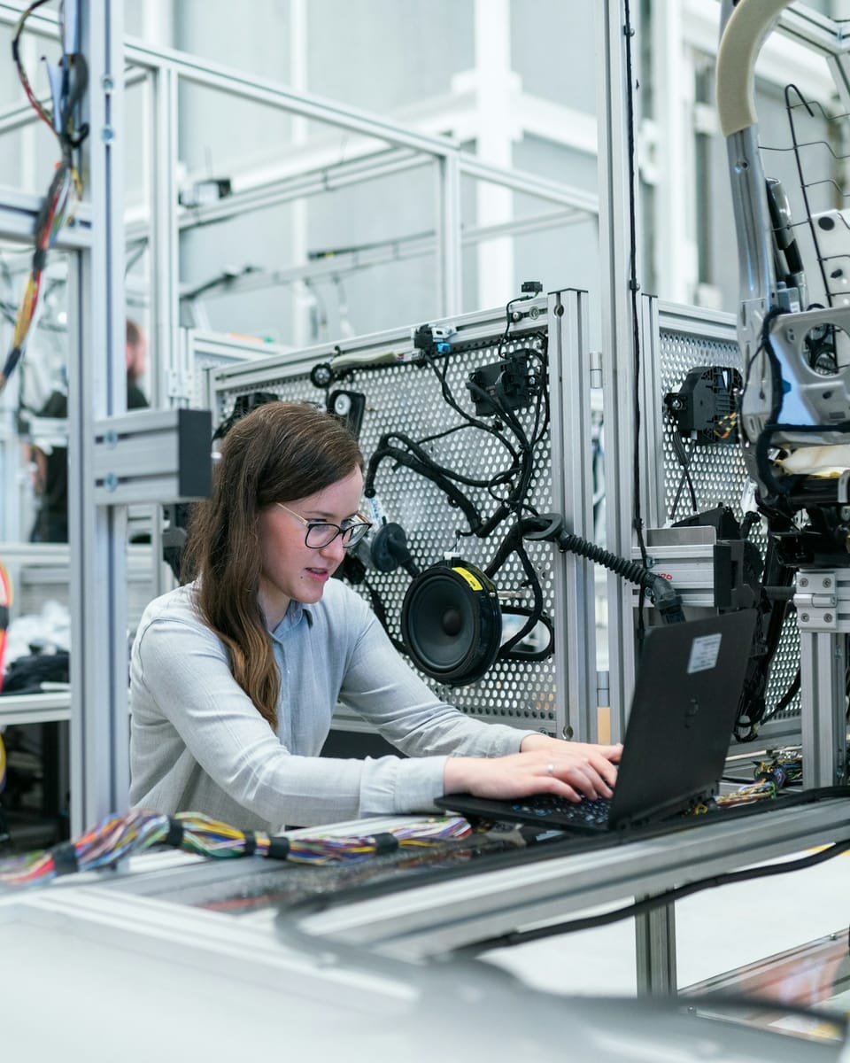 Inżynierka pracuje na laptopie w laboratorium